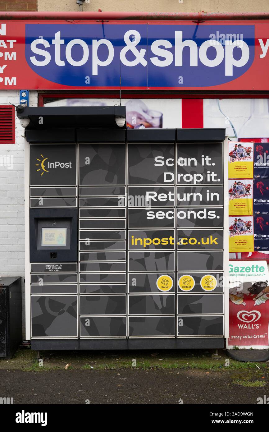 Paketschließfächer im Posteingang vor dem Stop & Shop 24-Stunden-Geschäft, St. Peter's Road, Basingstoke, Hampshire, Großbritannien. Januar 2025 Stockfoto