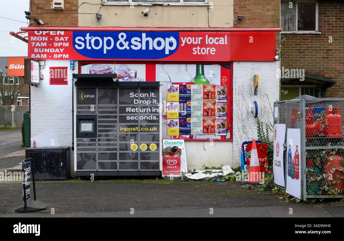 Paketschließfächer im Posteingang vor dem Stop & Shop 24-Stunden-Geschäft, St. Peter's Road, Basingstoke, Hampshire, Großbritannien. Januar 2025 Stockfoto