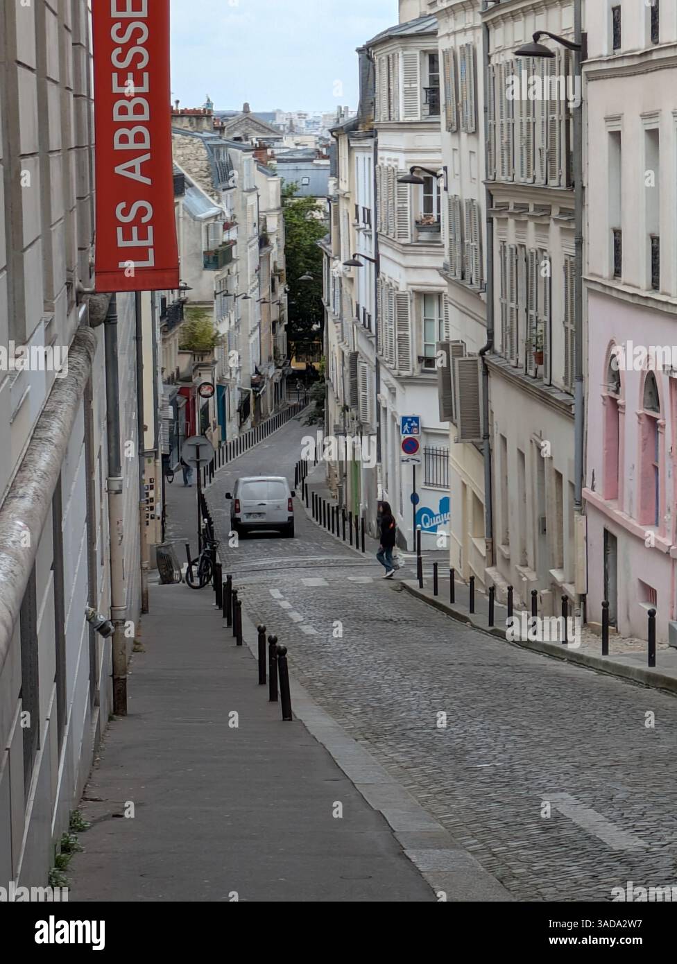 Leben auf der Straße in Paris - Smartphone-aufgenommenes Stockfoto