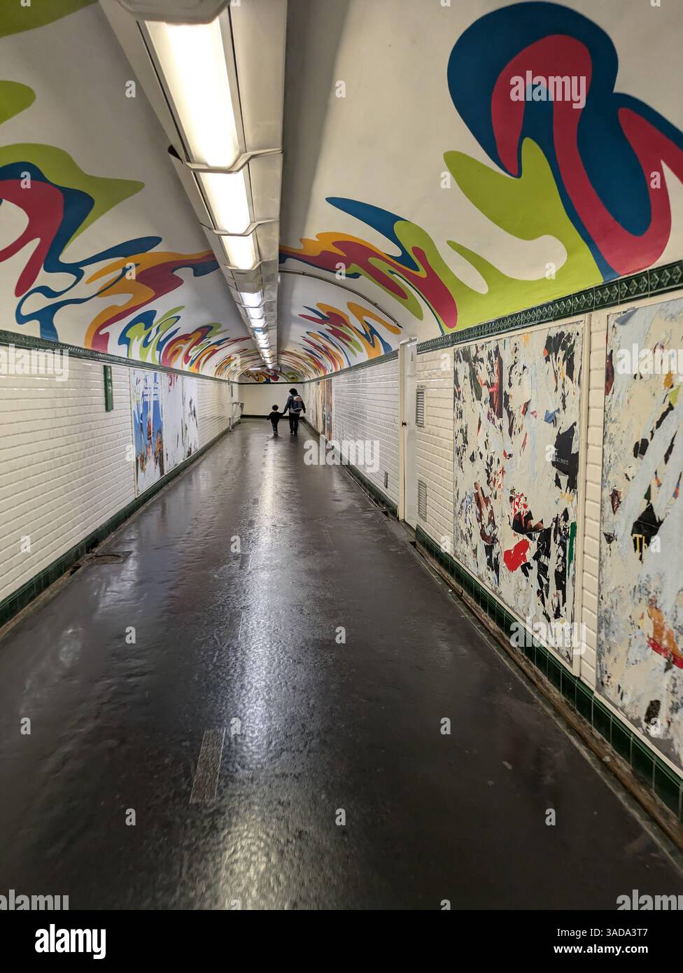 Leben auf der Straße in Paris - Smartphone-aufgenommenes Stockfoto