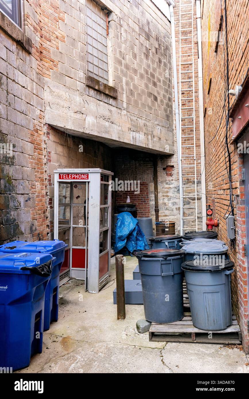 Alte Telefonzelle und Leiter in der Gasse - Downtown Brevard, North Carolina, USA Stockfoto