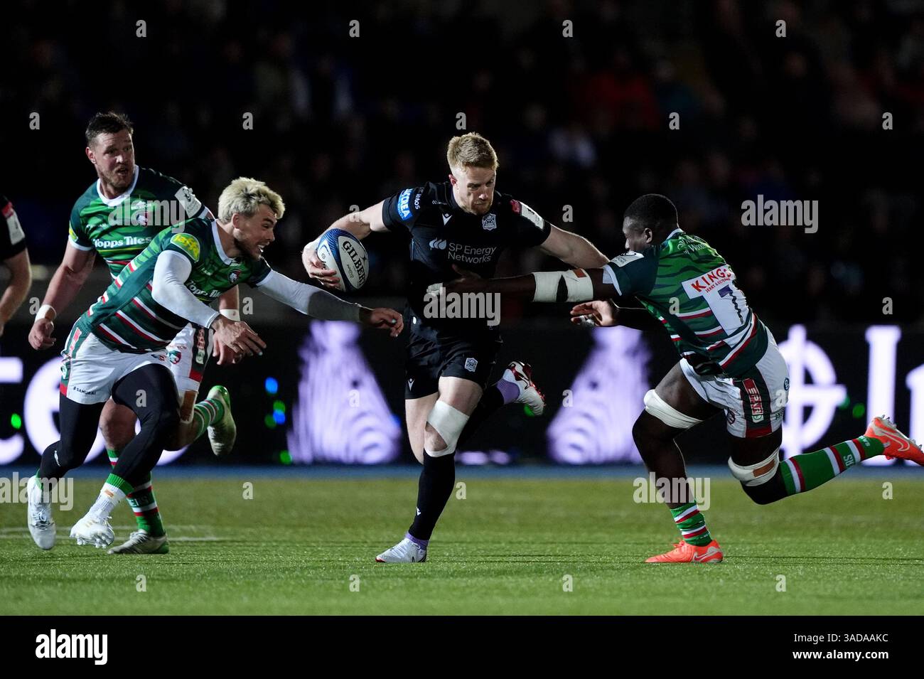 Glasgow Warriors Kyle Steyn wird während des Investec Champions Cup Matches im Scotstoun Stadium in Glasgow angetackt. Bilddatum: Samstag, 5. April 2025. Stockfoto