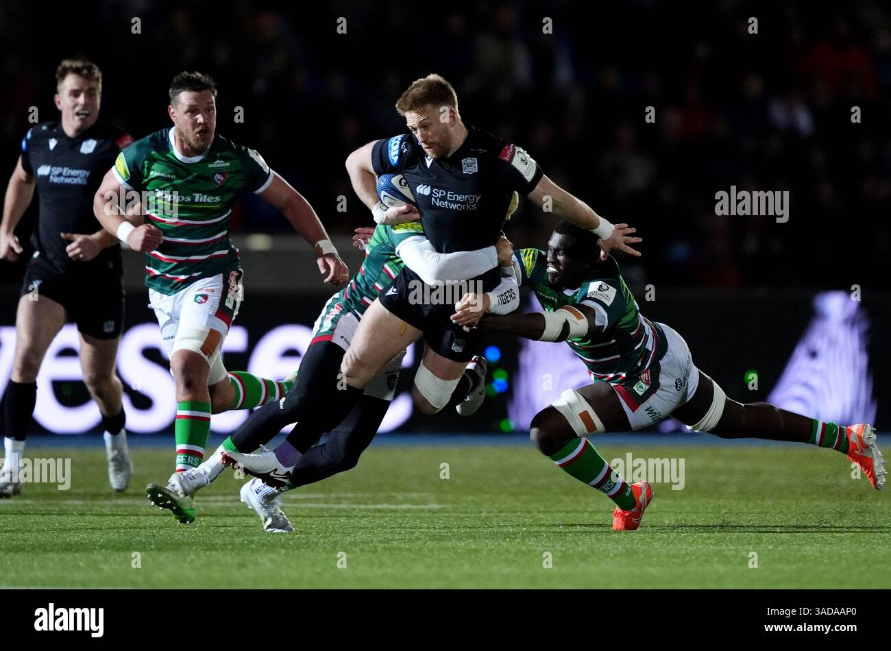 Glasgow Warriors Kyle Steyn wird während des Investec Champions Cup Matches im Scotstoun Stadium in Glasgow angetackt. Bilddatum: Samstag, 5. April 2025. Stockfoto