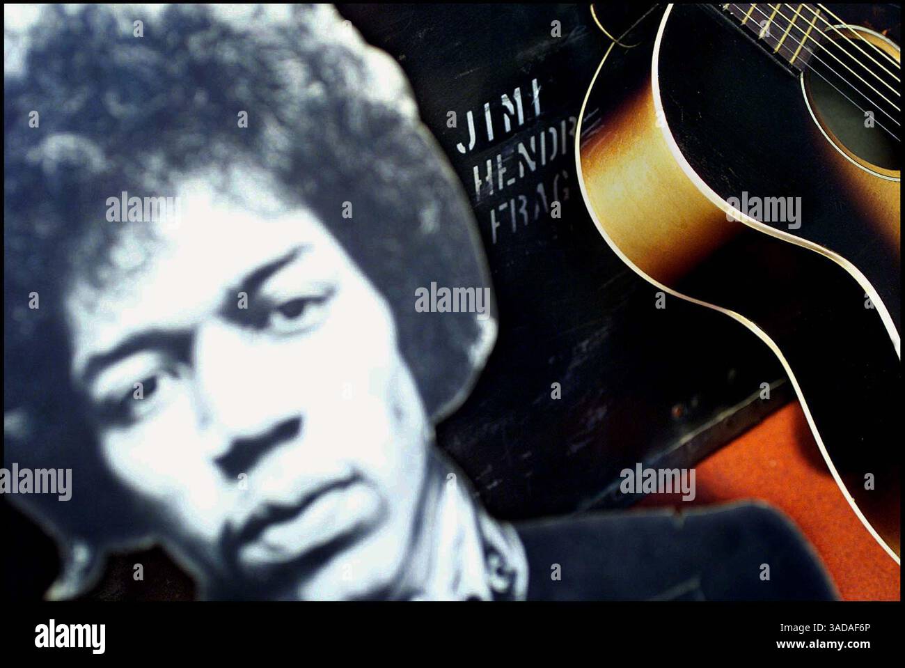 Juni 2001; London, England, Vereinigtes Königreich; Dutzende persönliche Gegenstände der Gitarrenlegende JIMI HENDRIX werden am 21. Juni von seiner ehemaligen Freundin Kathy Etchingham @ Bonhams & Brooks versteigert. (Kreditbild: Graham Barclay/BWP Media/ZUMAPRESS.com) Stockfoto