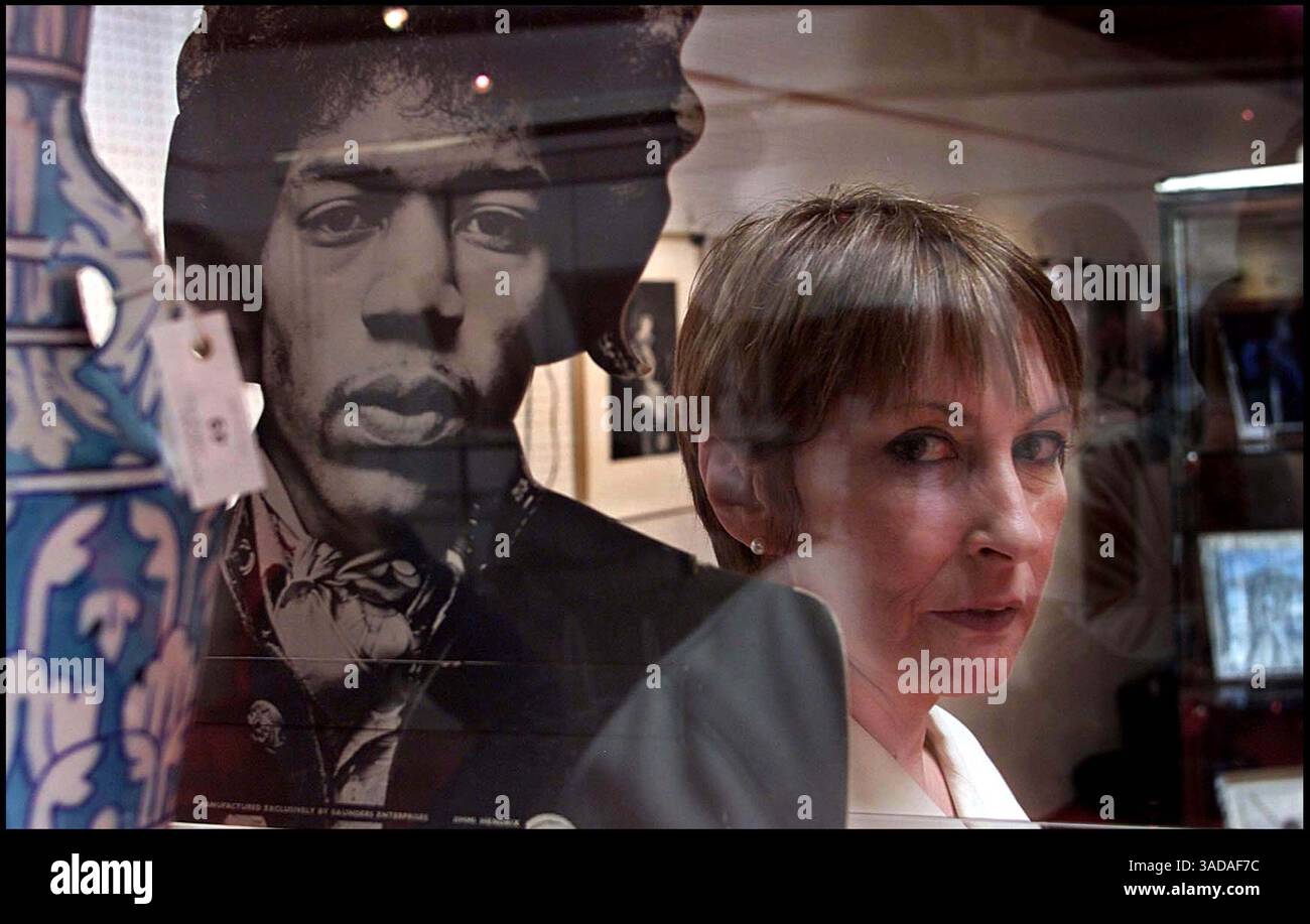 Juni 2001; London, England, Vereinigtes Königreich; KATHY ETCHINGHAM, Freundin der Gitarrenlegende Jimi Hendrix aus den 60er Jahren, versteigert Dutzende von Gegenständen, die Hendrix gehörten, um Geld für Drugscope zu sammeln. (Kreditbild: Graham Barclay/BWP Media/ZUMAPRESS.com) Stockfoto