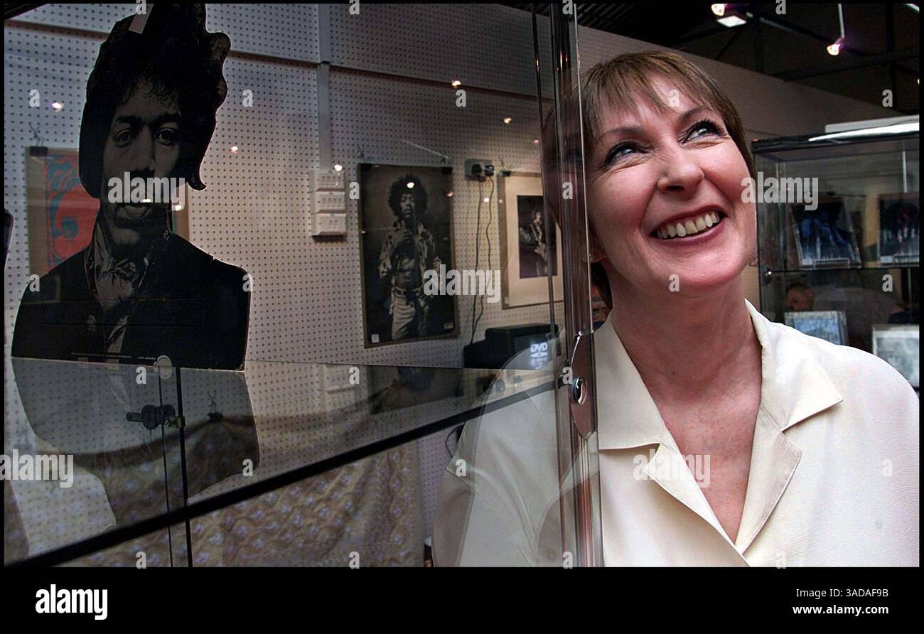 Juni 2001; London, England, Vereinigtes Königreich; KATHY ETCHINGHAM, Freundin der Gitarrenlegende Jimi Hendrix aus den 60er Jahren, versteigert Dutzende von Gegenständen, die Hendrix gehörten, um Geld für Drugscope zu sammeln. (Kreditbild: Graham Barclay/BWP Media/ZUMAPRESS.com) Stockfoto
