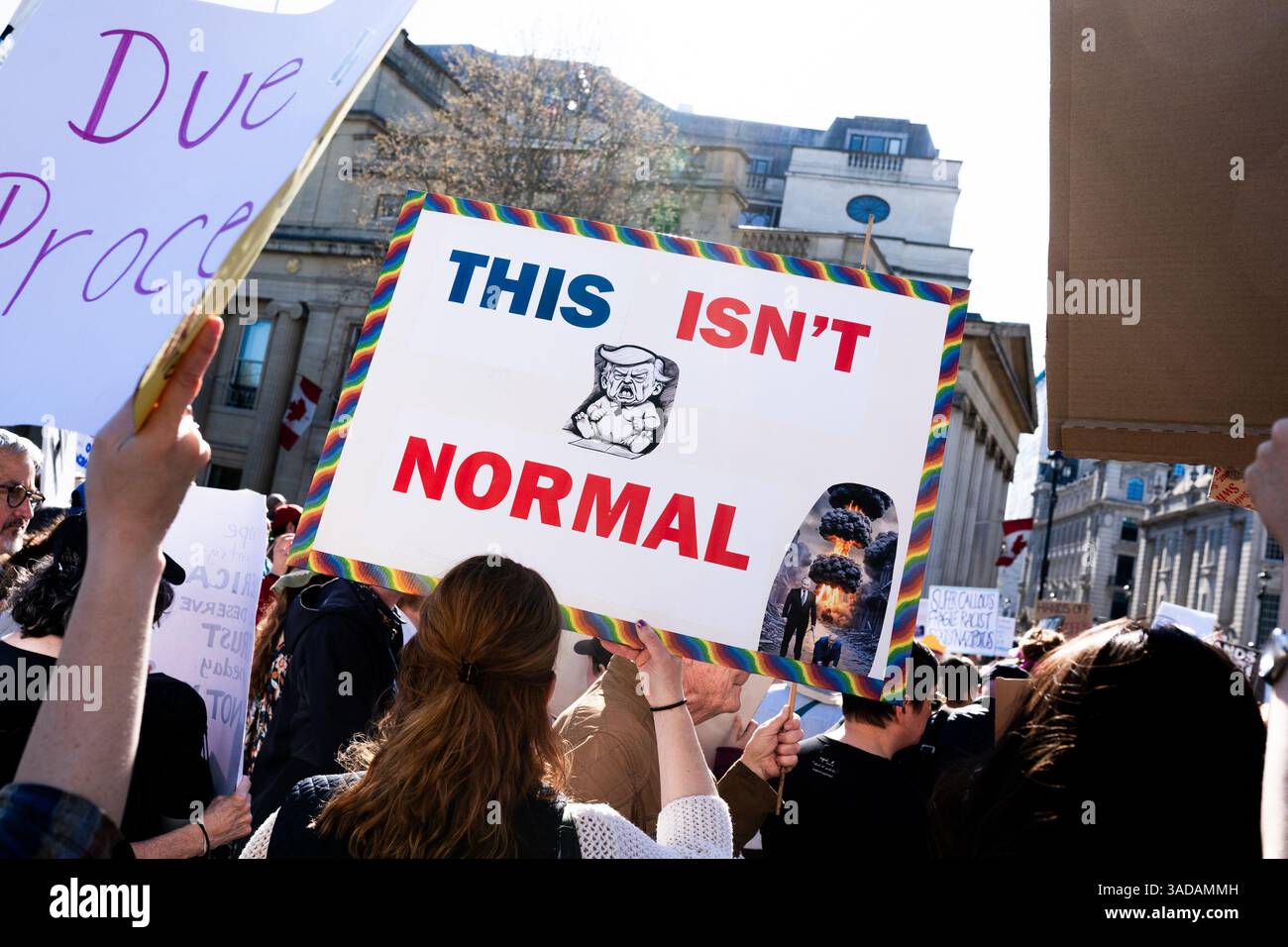 Protest gegen Donald Trump durch Amerikaner in Großbritannien und ihre Verbündeten, Trafalgar Square, London, 5. April 2025 Stockfoto