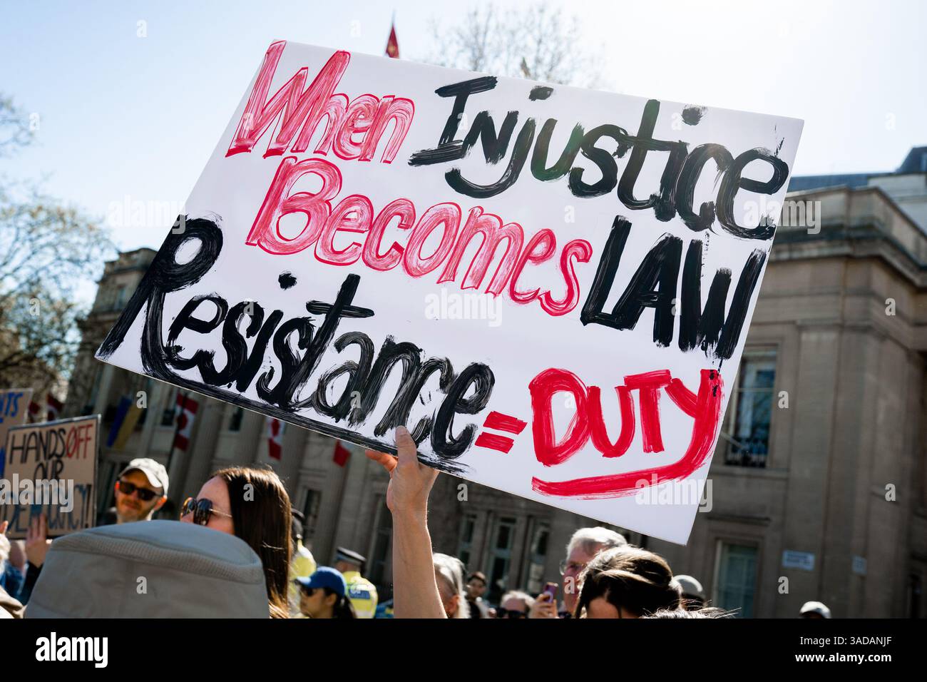 Protest gegen Donald Trump durch Amerikaner in Großbritannien und ihre Verbündeten, Trafalgar Square, London, 5. April 2025 Stockfoto