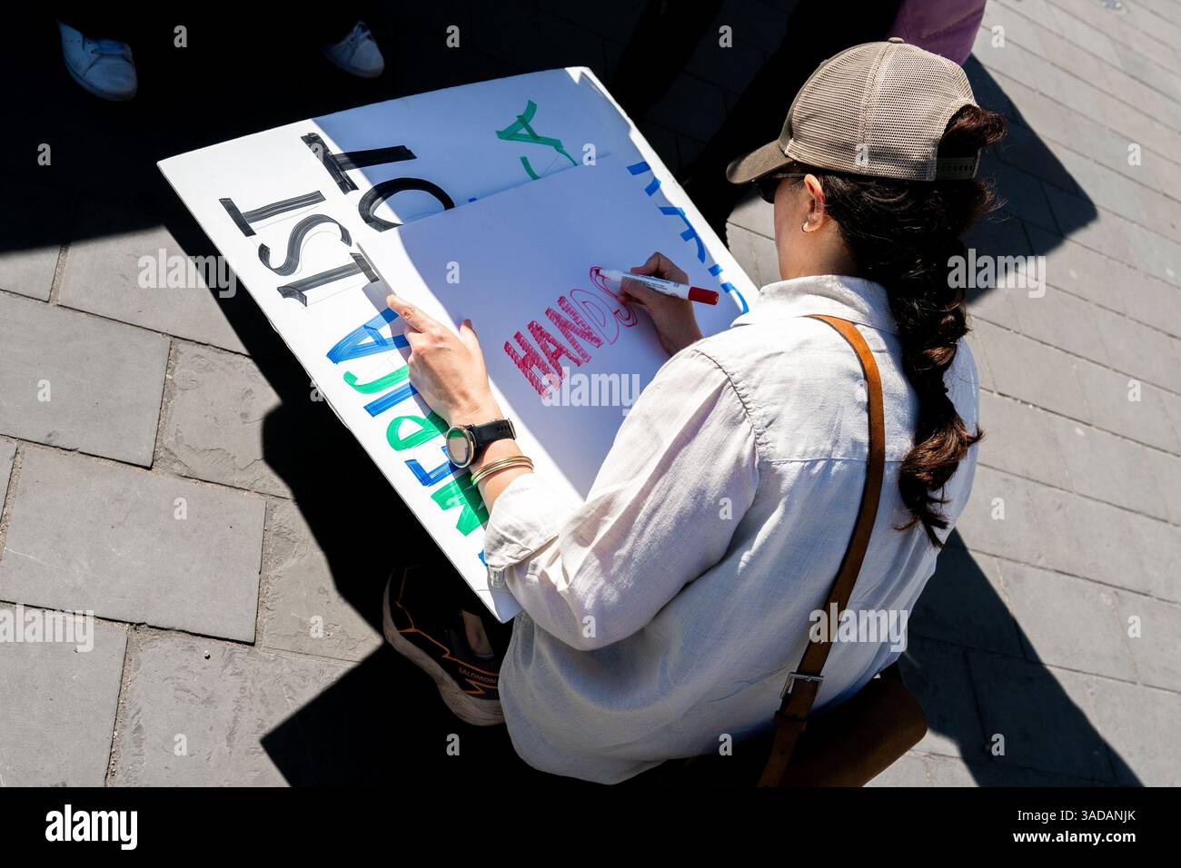 Protest gegen Donald Trump durch Amerikaner in Großbritannien und ihre Verbündeten, Trafalgar Square, London, 5. April 2025 Stockfoto