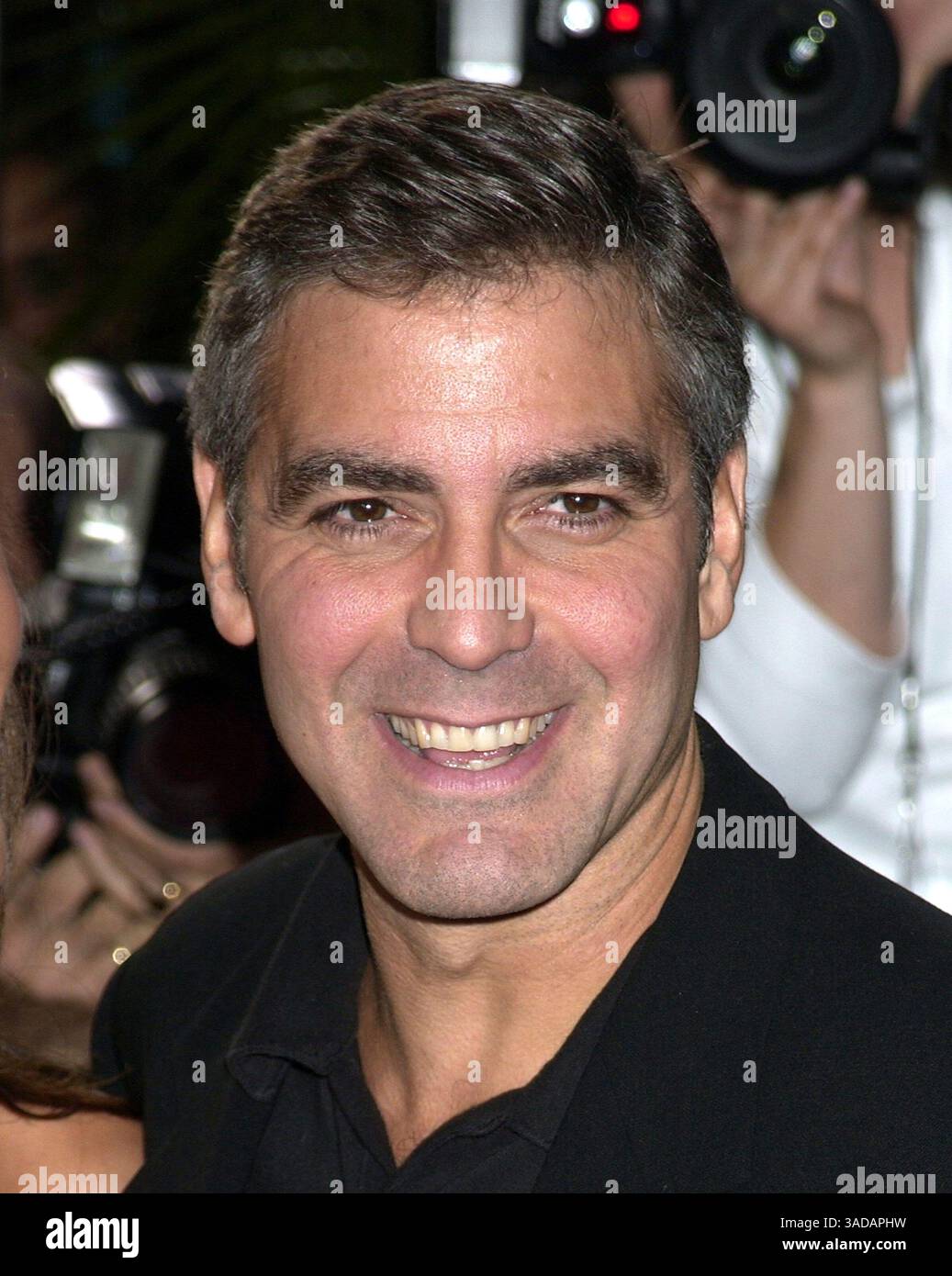 September 30, 2003; Los Angeles, CA, USA; Schauspieler GEORGE CLOONEY bei der Weltpremiere von „Intolerable Cruelty“ in der Academy of Motion Picture Arts and Sciences Samuel Goldwyn Theater, Beverly Hills (Bild: Paul Fenton/ZUMAPRESS.com) Stockfoto