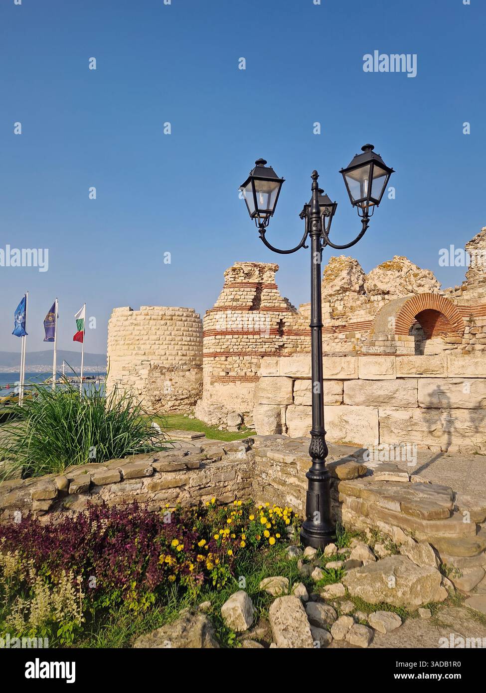 Antike Ruinen von Nessebar, verwitterte Ziegelsteine und Steinmauern, Überreste der byzantinischen Festung. Die thrakische Siedlung Mesembria ist heute die Altstadt von - Smartphone-aufgenommenes Stockfoto