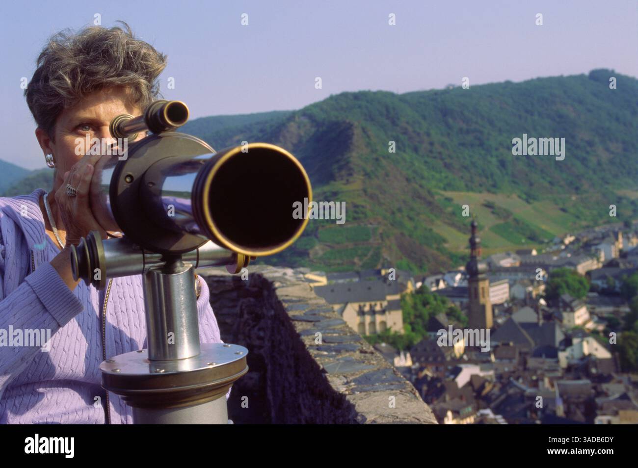 Cochem, Deutschland, Moseltal, reife Frau, die durch das Teleskop schaut Stockfoto