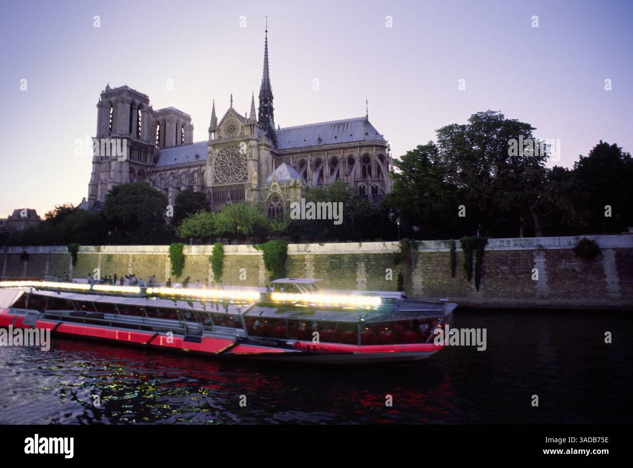 Frankreich, Paris, Notre Dame, Boot auf der seine vorbei an der Kathedrale Stockfoto