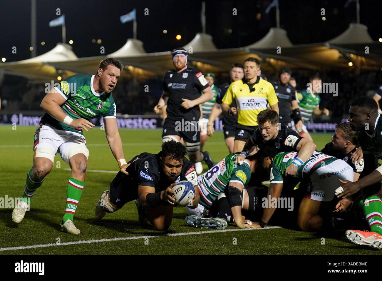 Die Glasgow Warriors Sione Vailanu treffen beim Investec Champions Cup Spiel im Scotstoun Stadium in Glasgow. Bilddatum: Samstag, 5. April 2025. Stockfoto