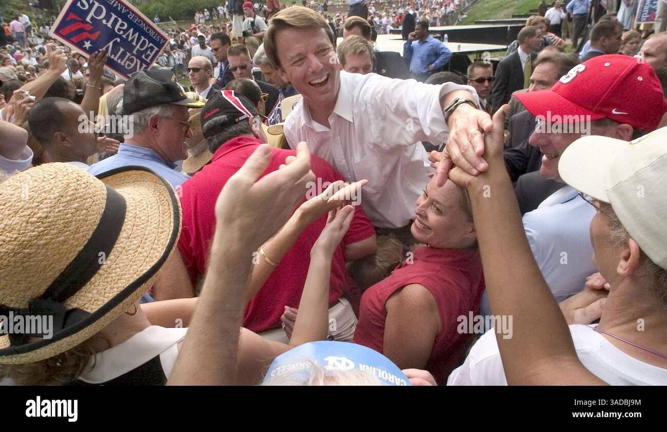 Juli 2004; Raleigh, NC, USA; der demokratische Vizepräsident Senator JOHN EDWARDS arbeitet nach einer Kundgebung an der N.C. State University. (Kreditbild: News Observer/ZUMAPRESS.com) Stockfoto