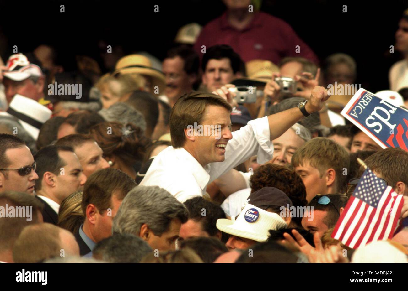 Juli 2004; Raleigh, NC, USA; der demokratische Vizepräsident Senator JOHN EDWARDS arbeitet mit der Menge während einer Kundgebung an der N.C. State University. (Kreditbild: News Observer/ZUMAPRESS.com) Stockfoto
