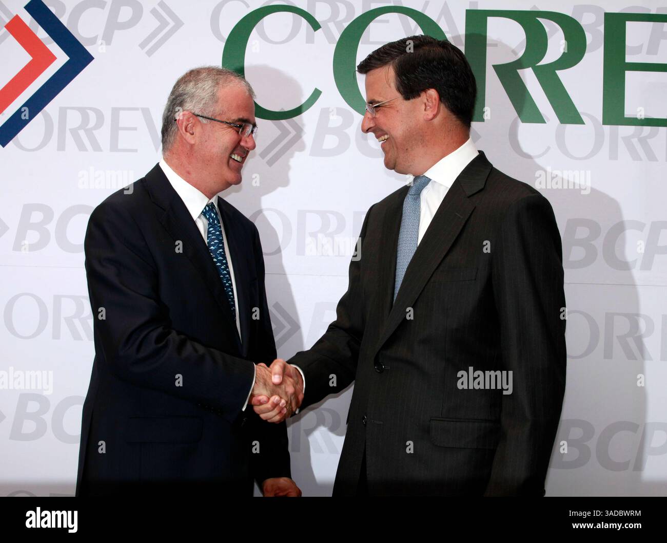 Dezember 2011 - Kolumbien - BogotÃ, Diciembre 01 de 2011. El Banco de CrÃ del PerÃº (BCP) comunicÃ³ hoy a la Superintendencia del Mercado de Valores (SMV) que llegÃ³ a un acuerdo para adquirir el 51% de acciones de Correval SA Sociedad Comisionista de Bolsa. Diego JimÃ CrÃ Posada (izq) presidente de Correval S.A. y Christian Laub (der) del Banco de PerÃº. crÃ: CEET FotÃ³grafo: CLAUDIA RUBIO (Bild: © El Tiempo/GDA/ZUMAPRESS.com) Stockfoto