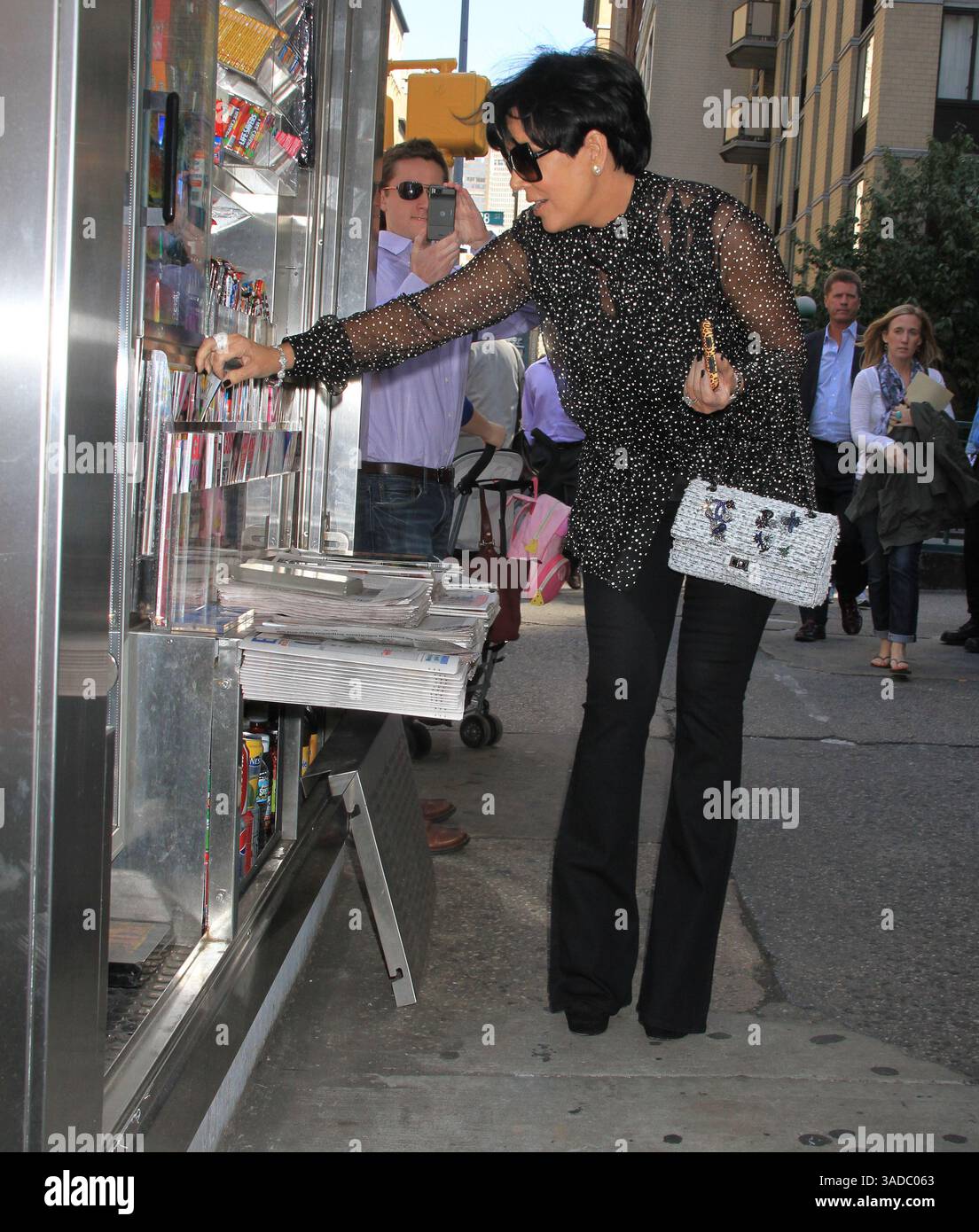 Oktober 2011 - New York, NY, U. S - Kris Jenner in New York City, schaut sich einen Zeitungsstand an. (Bild: © Dan Herrick/ZUMAPRESS.com) Stockfoto