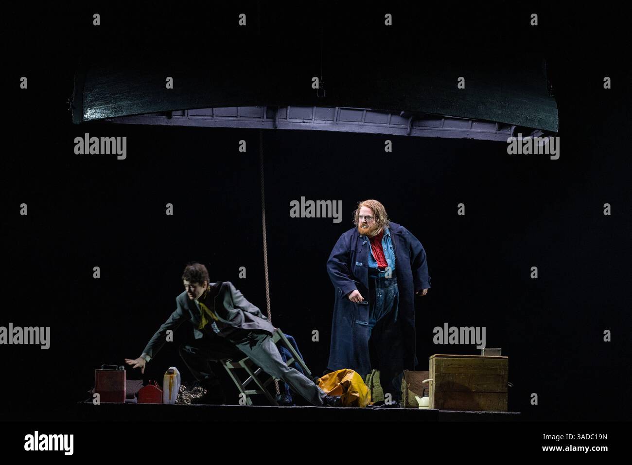 Auffällig sein Lehrling: Nicky Spence (Peter Grimes) in PETER GRIMES an der Welsh National Opera, Wales Millennium Centre, Cardiff 05/04/2025 Musik: Benjamin Britten Libretto: Montagu Slater Dirigent: Thomas Hanus Set Design: Chiara Stephenson Kostüme: Ilona Karas Beleuchtung: Malcolm Rippeth Regisseur: Melly still Stockfoto