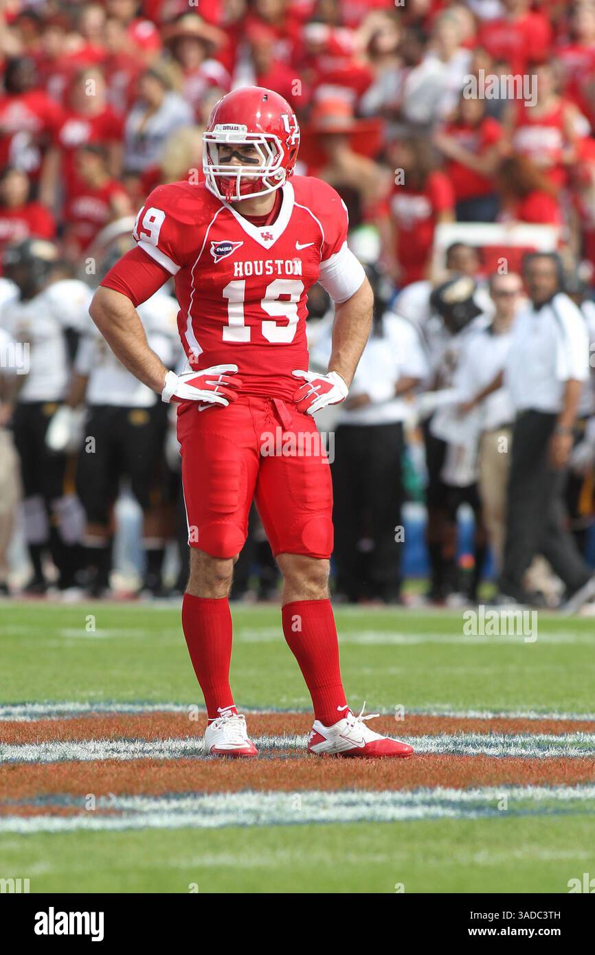 Dezember 2011 - Houston, Texas, USA S - University of Houston Wide Receiver Shane Ros(19) wartet auf das nächste Stück. Die Cougars der University of Houston verloren 49-28 an die University of Southern Mississippi Golden Eagles im Conference USA Championship Game im Robertson Stadium auf dem Campus von UH in Houston Texas. (Bild: © Luis Leyva/Southcreek/ZUMAPRESS.com) Stockfoto