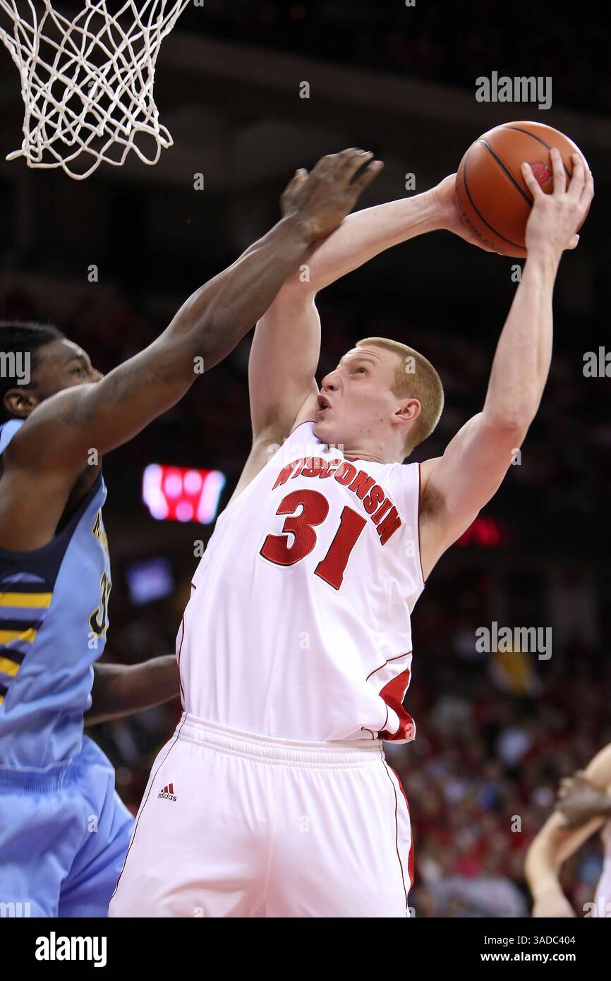 Dezember 2011: Madison, Wisconsin, USA S - Wisconsin-Stürmer Mike Bruesewitz #31 macht in der zweiten Halbzeit einen Schuss. Die Marquette Golden Eagles besiegten die Wisconsin Badgers 61-54 im Kohl Center in Madison, Wisconsin. (Bild: © John Fisher/Southcreek/ZUMAPRESS.com) Stockfoto