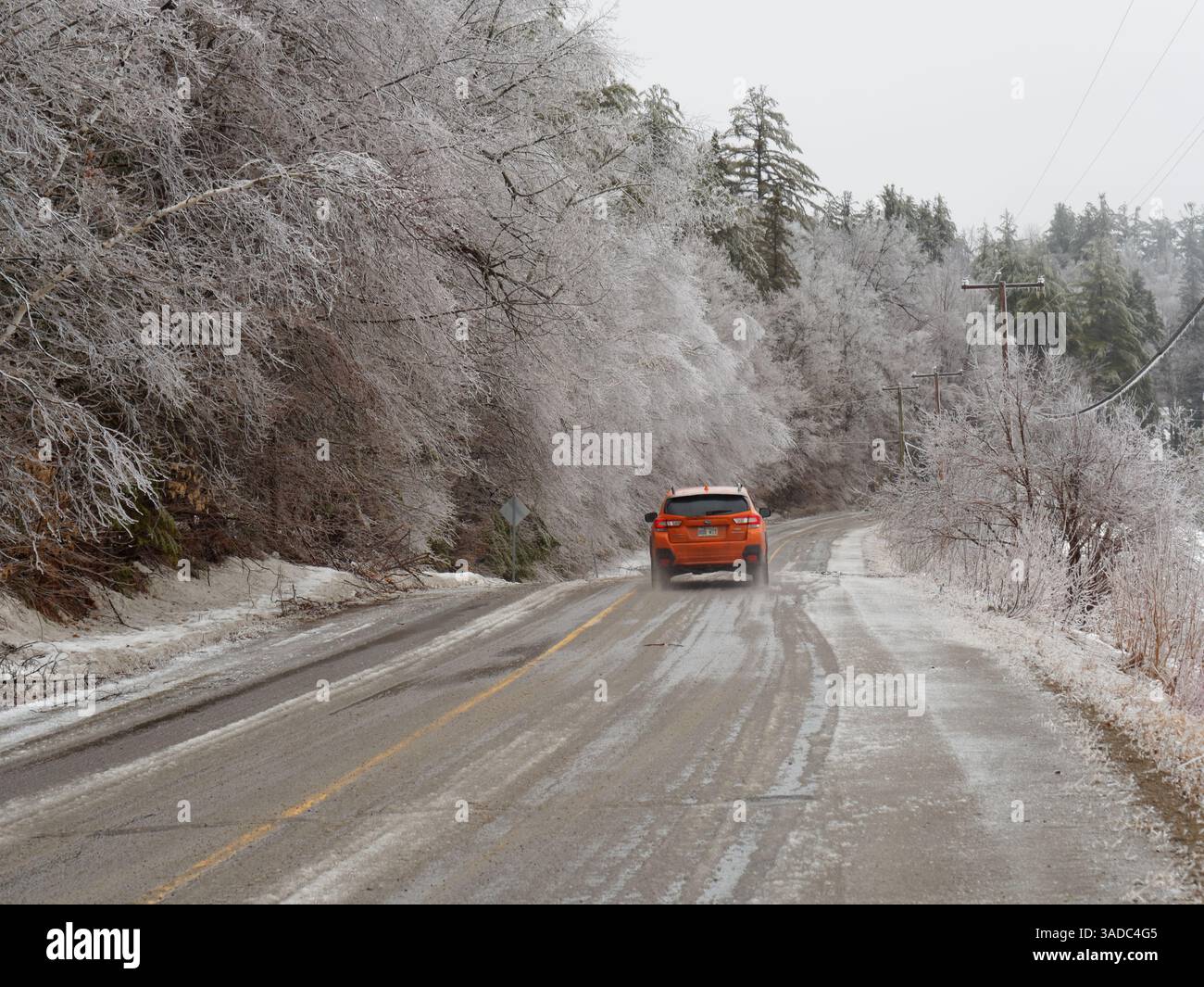 Fahren auf vereister Straße, Quebec, Kanada Stockfoto