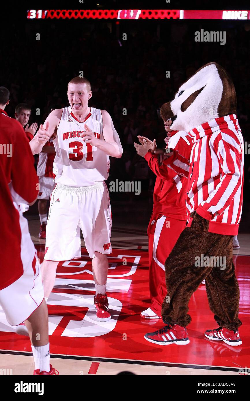 Dezember 2011: Madison, Wisconsin, USA S - Wisconsin Stürmer Mike Bruesewitz #31 wird vor dem Spiel vorgestellt. Die Marquette Golden Eagles besiegten die Wisconsin Badgers 61-54 im Kohl Center in Madison, Wisconsin. (Bild: © John Fisher/Southcreek/ZUMAPRESS.com) Stockfoto