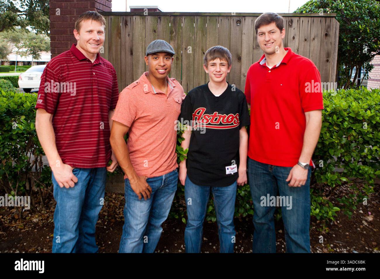 Dezember 2011 - Houston, Texas, USA S - Houston Astros Relief Pitcher Mark Melancon (54), Houston Astros Relief Pitcher Lance Pendleton (60) und Rice University C Diego Seastrunk posieren mit dem 13-jährigen Cash DeLeon Gründer von Cash's Care for Pets. Cash DeLeon gründete eine Wohltätigkeitsorganisation, um Geld für Tierheime zu sammeln, indem Profisportler Autogramme unterschreiben. (Bild: © Juan DeLeon/Southcreek/ZUMAPRESS.com) Stockfoto
