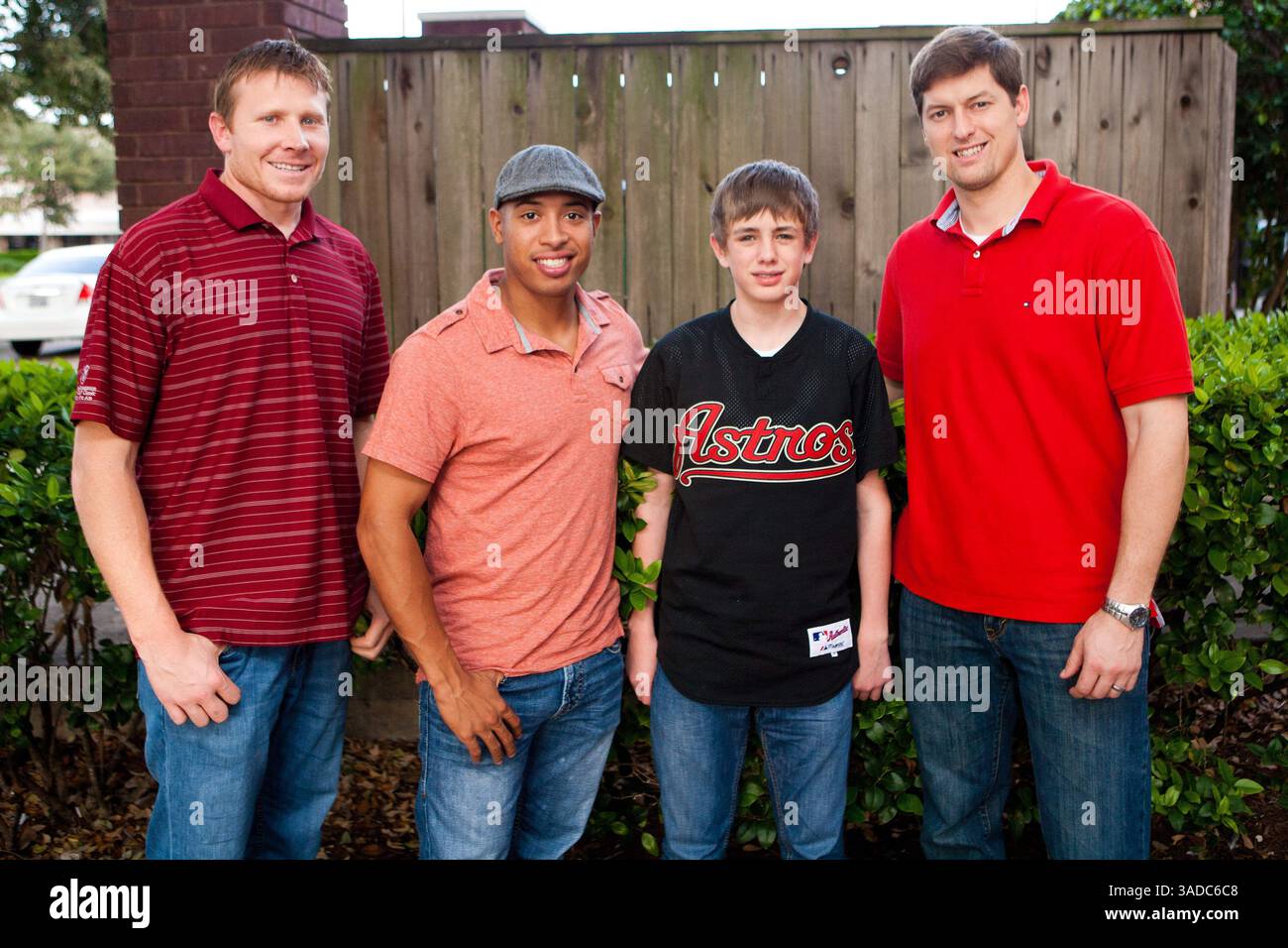 Dezember 2011 - Houston, Texas, USA S - Houston Astros Relief Pitcher Mark Melancon (54), Houston Astros Relief Pitcher Lance Pendleton (60) und Rice University C Diego Seastrunk posieren mit dem 13-jährigen Cash DeLeon Gründer von Cash's Care for Pets. Cash DeLeon gründete eine Wohltätigkeitsorganisation, um Geld für Tierheime zu sammeln, indem Profisportler Autogramme unterschreiben. (Bild: © Juan DeLeon/Southcreek/ZUMAPRESS.com) Stockfoto