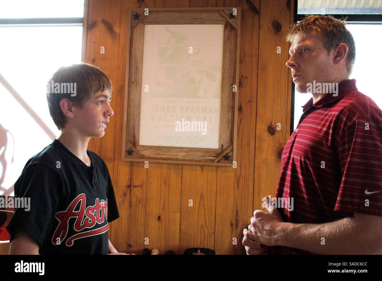 Dezember 2011 - Houston, Texas, USA S - Houston Astros Relief Pitcher Mark Melancon (54) spricht mit dem 13-jährigen Cash DeLeon Gründer von Cash's Care for Pets. Cash DeLeon gründete eine Wohltätigkeitsorganisation, um Geld für Tierheime zu sammeln, indem Profisportler Autogramme unterschreiben. (Bild: © Juan DeLeon/Southcreek/ZUMAPRESS.com) Stockfoto