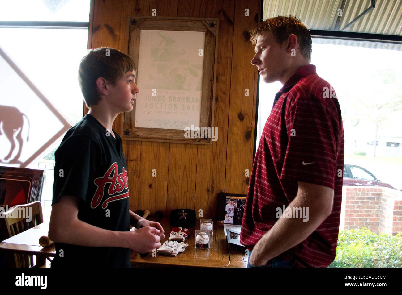 Dezember 2011 - Houston, Texas, USA S - Houston Astros Relief Pitcher Mark Melancon (54) spricht mit dem 13-jährigen Cash DeLeon Gründer von Cash's Care for Pets. Cash DeLeon gründete eine Wohltätigkeitsorganisation, um Geld für Tierheime zu sammeln, indem Profisportler Autogramme unterschreiben. (Bild: © Juan DeLeon/Southcreek/ZUMAPRESS.com) Stockfoto