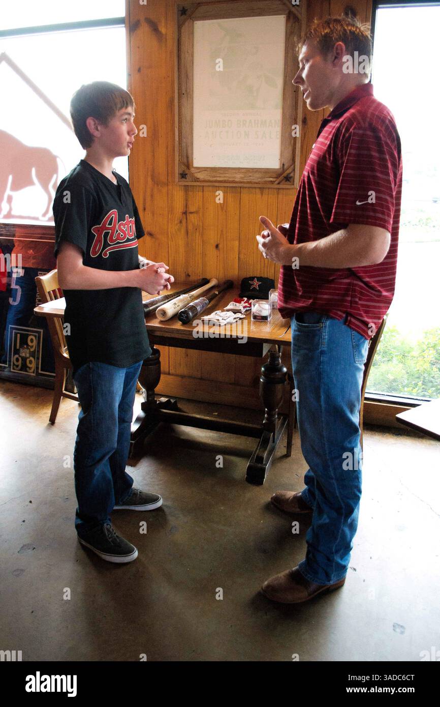Dezember 2011 - Houston, Texas, USA S - Houston Astros Relief Pitcher Mark Melancon (54) spricht mit dem 13-jährigen Cash DeLeon Gründer von Cash's Care for Pets. Cash DeLeon gründete eine Wohltätigkeitsorganisation, um Geld für Tierheime zu sammeln, indem Profisportler Autogramme unterschreiben. (Bild: © Juan DeLeon/Southcreek/ZUMAPRESS.com) Stockfoto