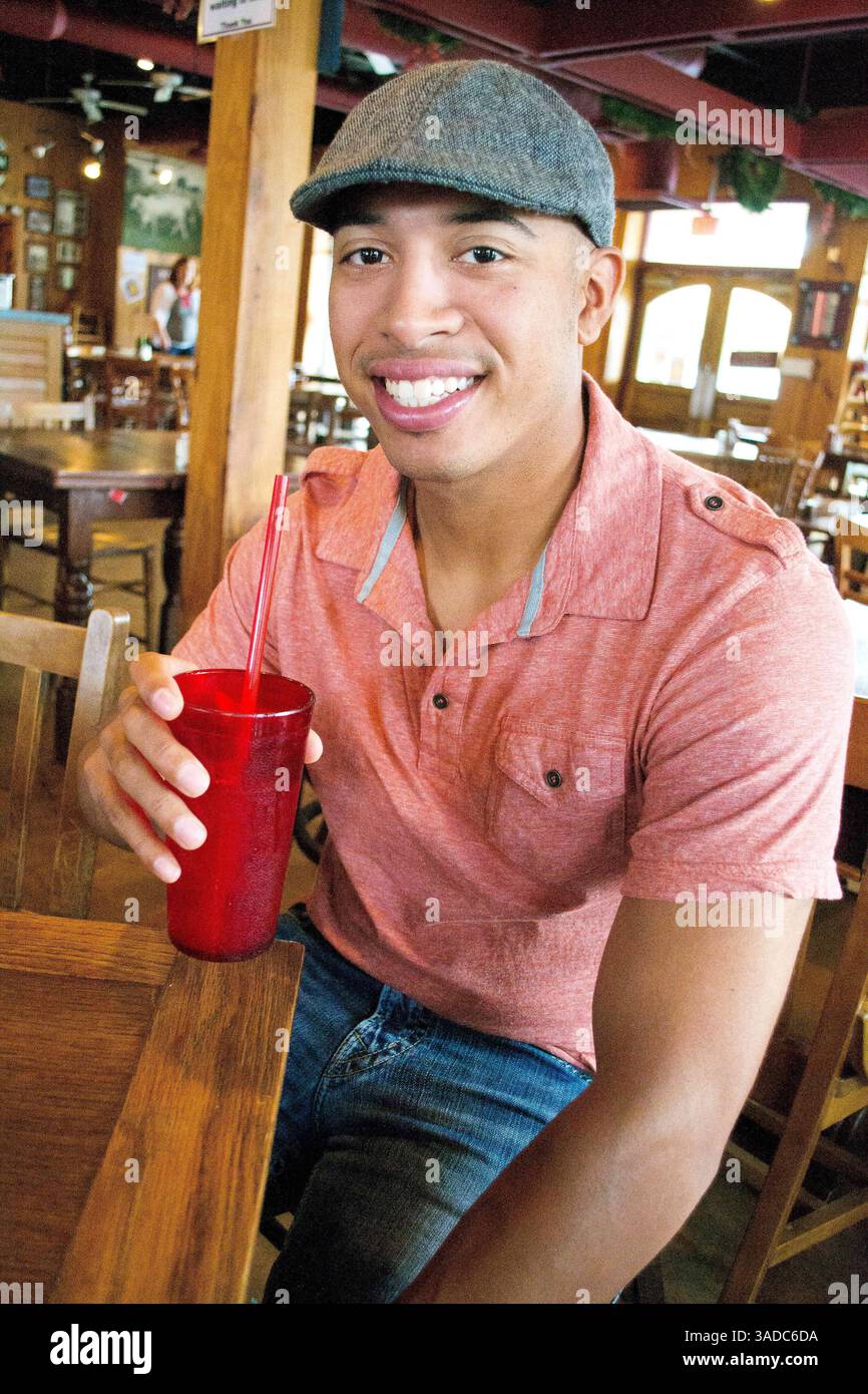 Dezember 2011 - Houston, Texas, USA S - Rice University C Diego Seastrunk unterzeichnet Autogramm für Cash DeLeon, Gründer von Cash's Care for Pets. Cash DeLeon gründete eine Wohltätigkeitsorganisation, um Geld für Tierheime zu sammeln, indem Profisportler Autogramme unterschreiben. (Bild: © Juan DeLeon/Southcreek/ZUMAPRESS.com) Stockfoto