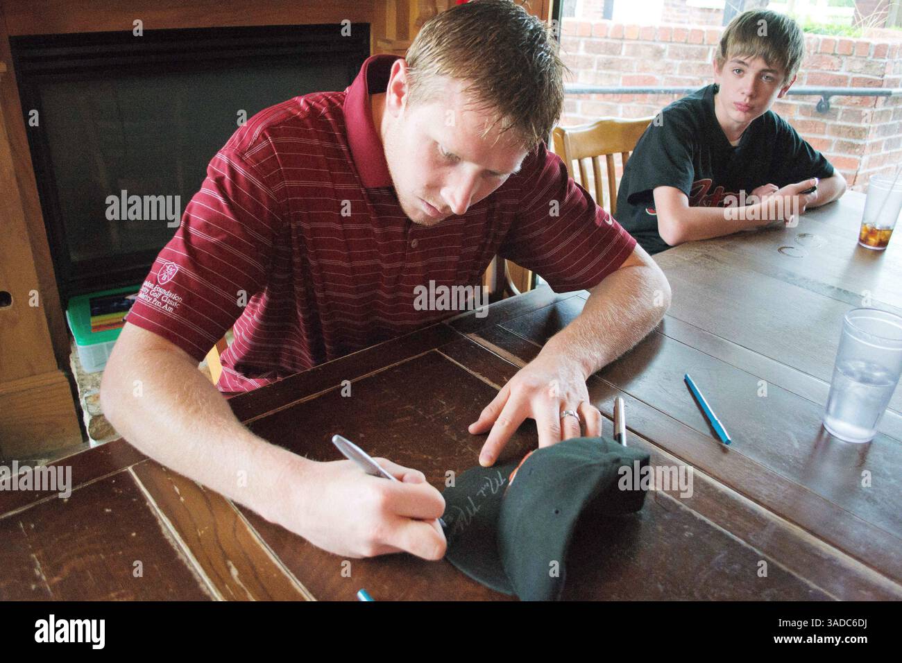 Dezember 2011 - Houston, Texas, USA S - Houston Astros Relief Pitcher Mark Melancon (54) Sign ist ein Spielhut, den er in Twain for Cash trug, DeLeon, Gründer von Cash's Care for Pets. Cash DeLeon gründete eine Wohltätigkeitsorganisation, um Geld für Tierheime zu sammeln, indem Profisportler Autogramme unterschreiben. (Bild: © Juan DeLeon/Southcreek/ZUMAPRESS.com) Stockfoto