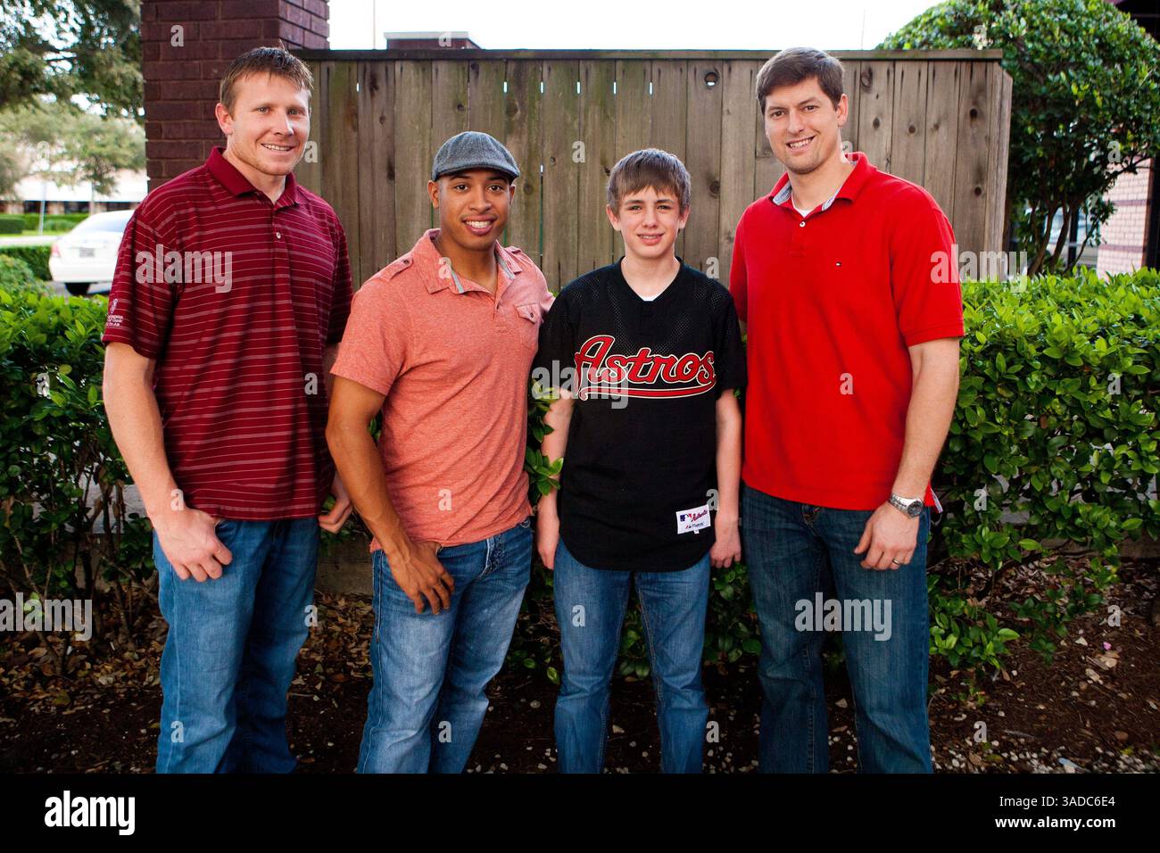 Dezember 2011 - Houston, Texas, USA S - Houston Astros Relief Pitcher Mark Melancon (54), Houston Astros Relief Pitcher Lance Pendleton (60) und Rice University C Diego Seastrunk posieren mit dem 13-jährigen Cash DeLeon Gründer von Cash's Care for Pets. Cash DeLeon gründete eine Wohltätigkeitsorganisation, um Geld für Tierheime zu sammeln, indem Profisportler Autogramme unterschreiben. (Bild: © Juan DeLeon/Southcreek/ZUMAPRESS.com) Stockfoto