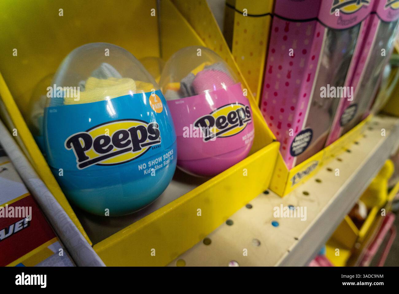 Saisonale Anzeige für Frühling und Ostern in CVS, New York City, USA 2025 Stockfoto