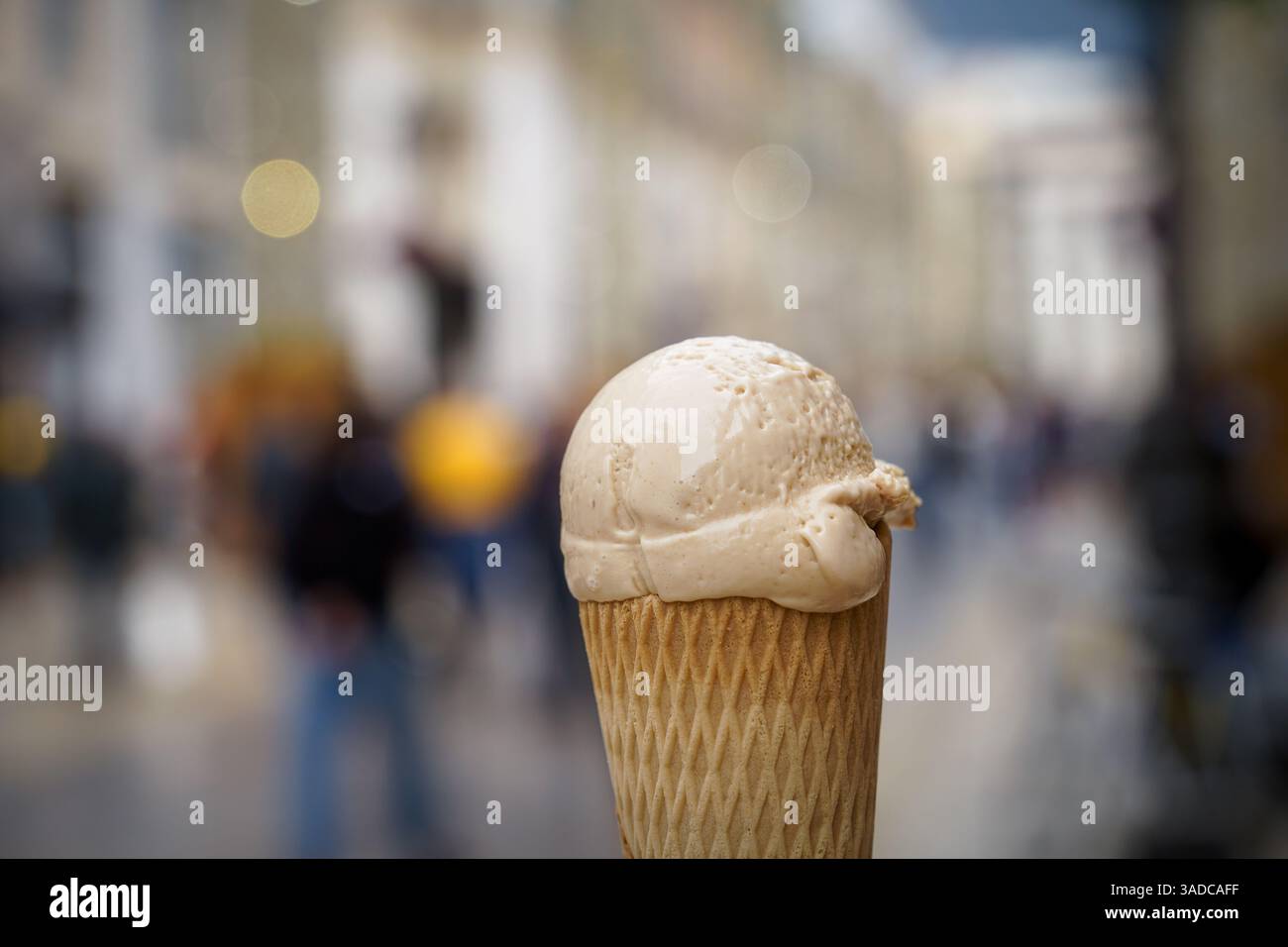 Eiswaffeln isoliert in einer Fußgängerzone Stockfoto