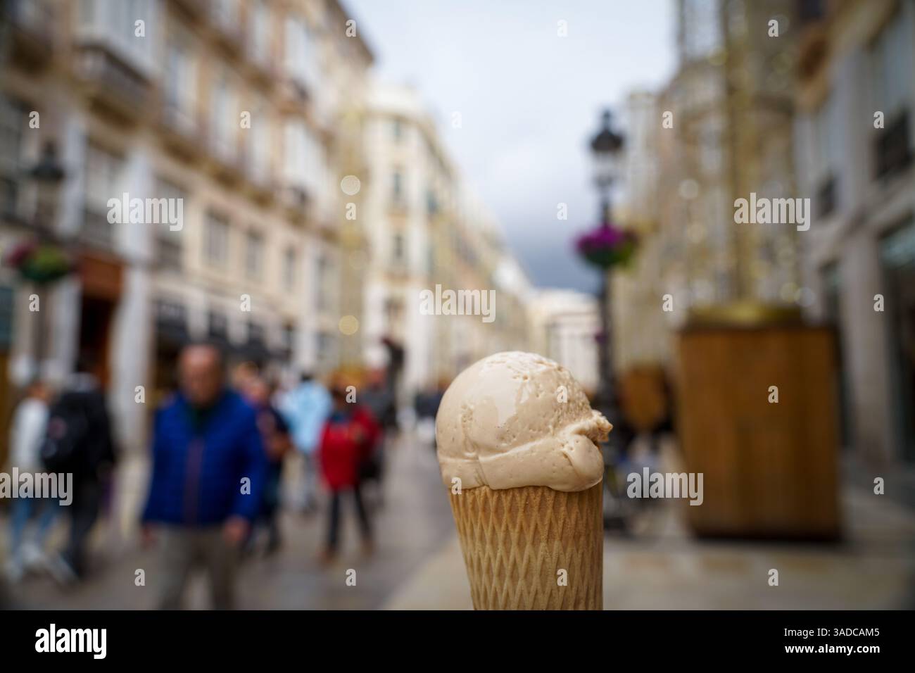Eiswaffeln isoliert in einer Fußgängerzone Stockfoto