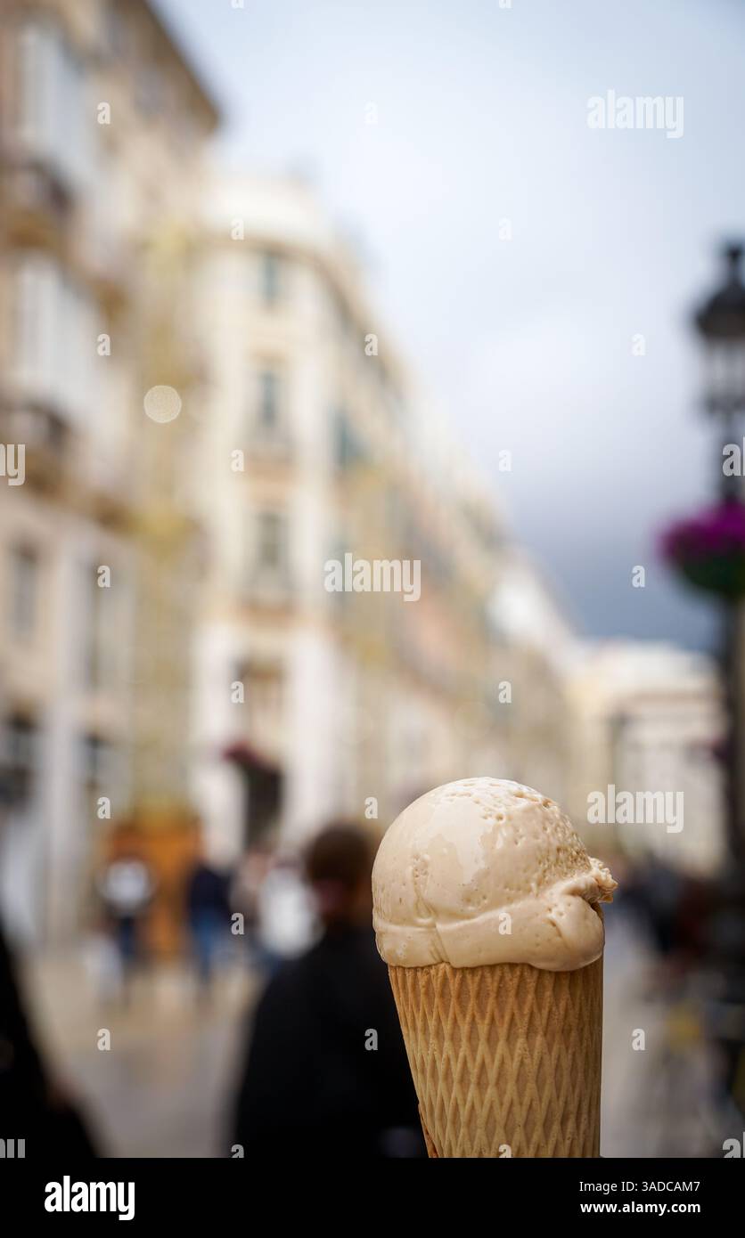 Eiswaffeln isoliert in einer Fußgängerzone Stockfoto