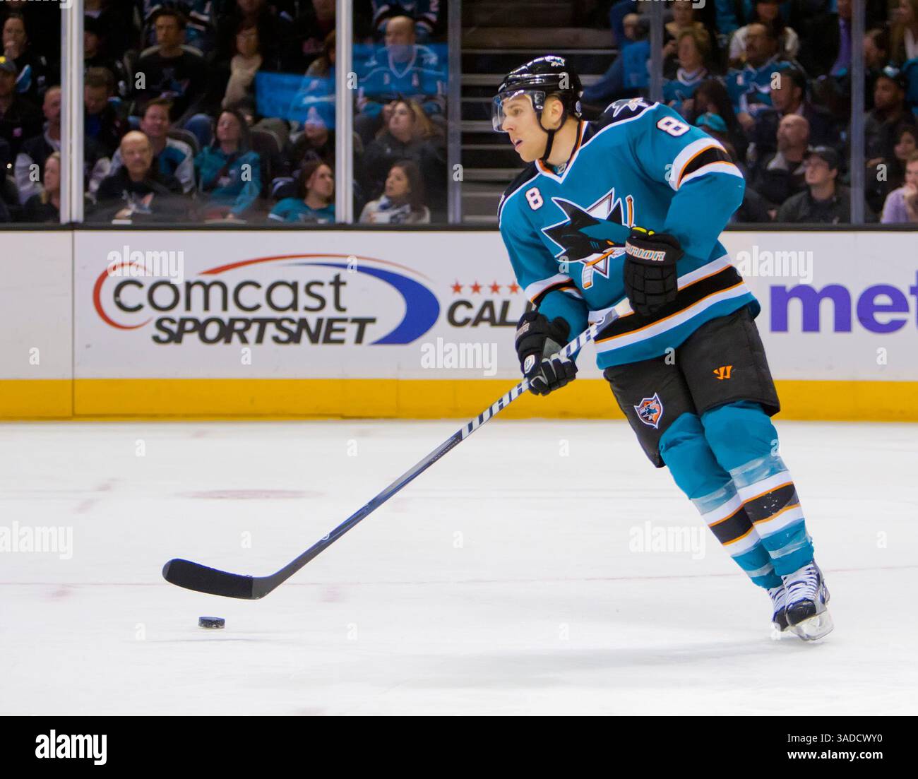 6. Dezember 2011: Joe Pavelski (8) im NHL-Hockeyspiel zwischen den Minnesota Wild und den San Jose Sharks in der HP Arena in San Jose, CA. Die Wild besiegten die Sharks mit 2:1. â© Damon Tarver/Cal Sport Media(Kreditbild: © Damon Tarver/Cal Sport Media/ZUMAPRESS.com) Stockfoto