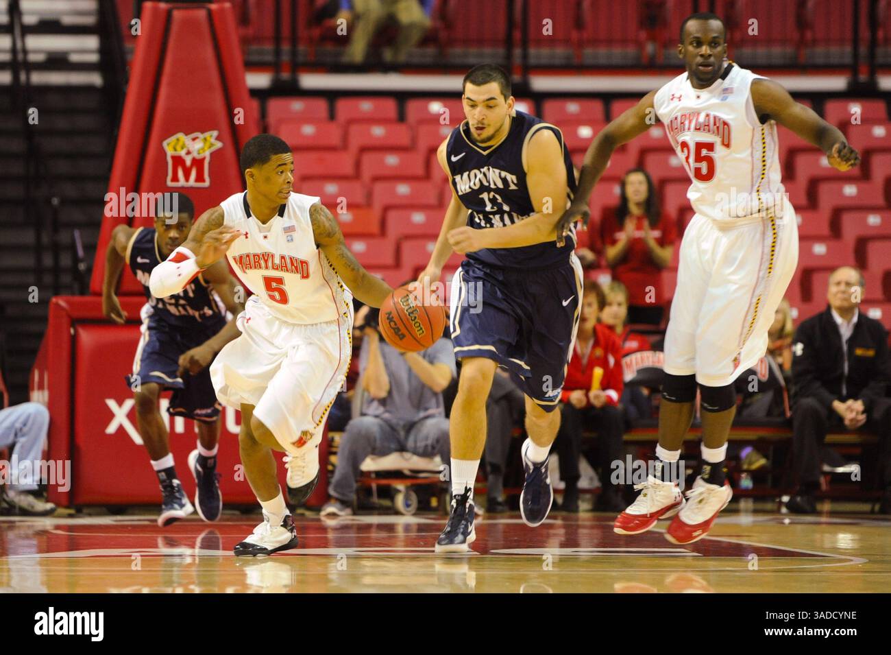 DEZEMBER 2011 : Maryland Rookie (G) Nick Faust (5) im Spiel zwischen den Mount Saint Mary's Mountaineers und den Maryland Terrapins Herren Basketballteams im Comcast Center in College Park, MD. Maryland besiegte die Mount 77-74. (Bild: © John Middlebrook/Cal Sport Media/ZUMAPRESS.com) Stockfoto DEZEMBER 2011 : Maryland Rookie (G) Nick Faust (5) im Spiel zwischen den Mount Saint Mary's Mountaineers und den Maryland Terrapins Herren Basketballteams im Comcast Center in College Park, MD. Maryland besiegte die Mount 77-74. (Bild: © John Middlebrook/Cal Sport Media/ZUMAPRESS.com) Stockfoto