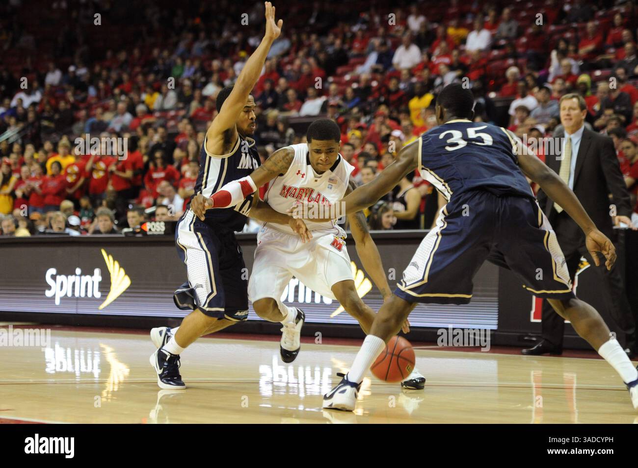 DEZEMBER 2011 : Maryland Rookie (G) Nick Faust (5) im Spiel zwischen den Mount Saint Mary's Mountaineers und den Maryland Terrapins Herren Basketballteams im Comcast Center in College Park, MD. Maryland besiegte die Mount 77-74. (Bild: © John Middlebrook/Cal Sport Media/ZUMAPRESS.com) Stockfoto DEZEMBER 2011 : Maryland Rookie (G) Nick Faust (5) im Spiel zwischen den Mount Saint Mary's Mountaineers und den Maryland Terrapins Herren Basketballteams im Comcast Center in College Park, MD. Maryland besiegte die Mount 77-74. (Bild: © John Middlebrook/Cal Sport Media/ZUMAPRESS.com) Stockfoto