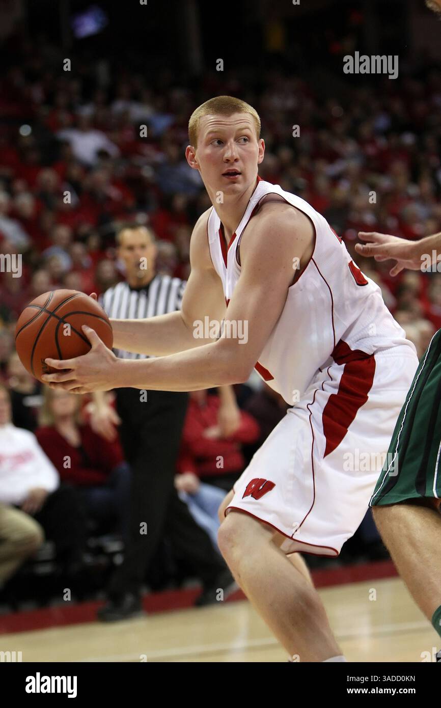 Dezember 2011: Madison, Wisconsin, USA S - Wisconsin Forward Mike Bruesewitz #31 sieht nach der Veröffentlichung aus. Die Wisconsin Badgers besiegten die Green Bay Phoenix 70-42 im Kohl Center in Madison, Wisconsin. (Bild: © John Fisher/Southcreek/ZUMAPRESS.com) Stockfoto