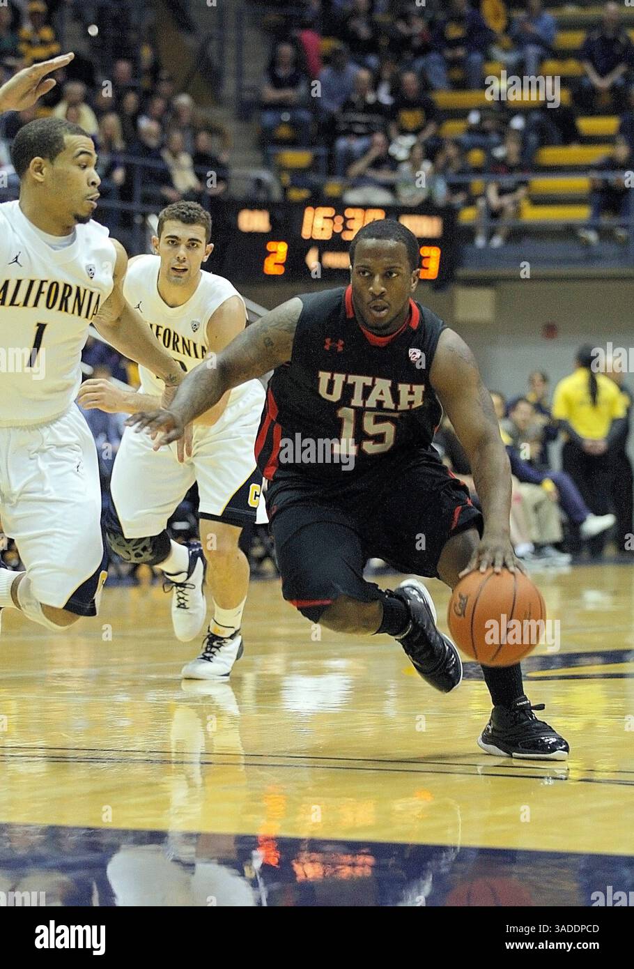Janurary 14,2012 während des NCAA Mens Basketball Game zwischen University of Utes und California Golden Bears, 15 G Josh Watkins von den Utes fahren vorbei an CALs 1 G Justin Cobbs ( Harper Kamp im Hintergrund ) zum Hoop im Hass Pavilion Berkeley Calif(Credit Image: © Thurman James/Cal Sport Media/ZUMAPRESS.com) Stockfoto