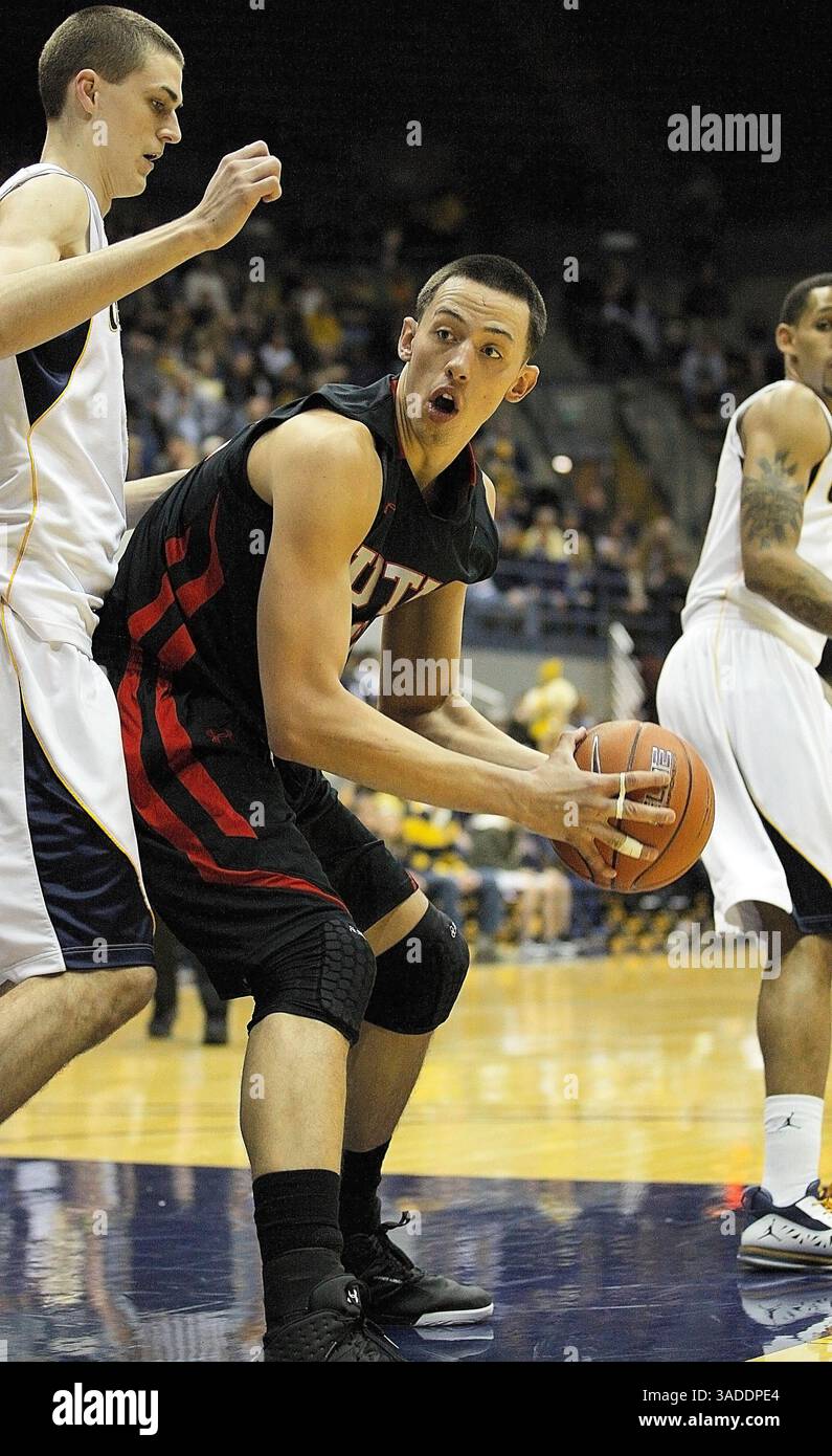 Januar 14,2012 während des NCAA Mens Basketball Game zwischen University of Utes und California Golden Bears, 42 C Jason Washburn von der Utes Battle with CALs 45 F David Kravish in the Paint at Hass Pavilion Berkeley Calif(Credit Image: © Thurman James/Cal Sport Media/ZUMAPRESS.com) Stockfoto
