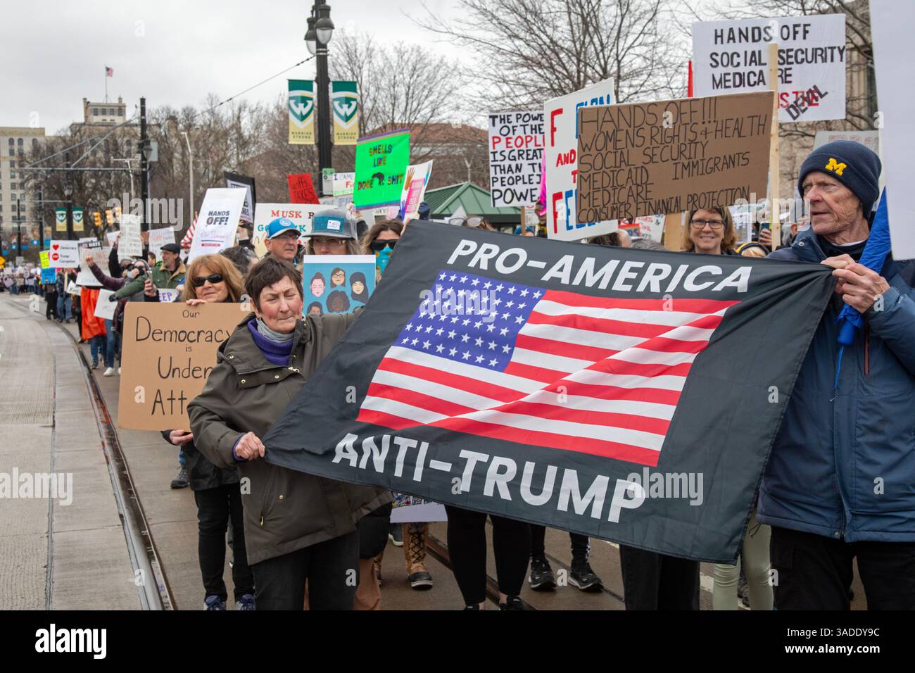 Detroit, Michigan, USA. April 2025. Eine Demonstration der Hände weg protestiert gegen die Kürzungen der Regierung Trump. Es war einer von Hunderten koordinierter Proteste in den Vereinigten Staaten. Quelle: Jim West/Alamy Live News Stockfoto