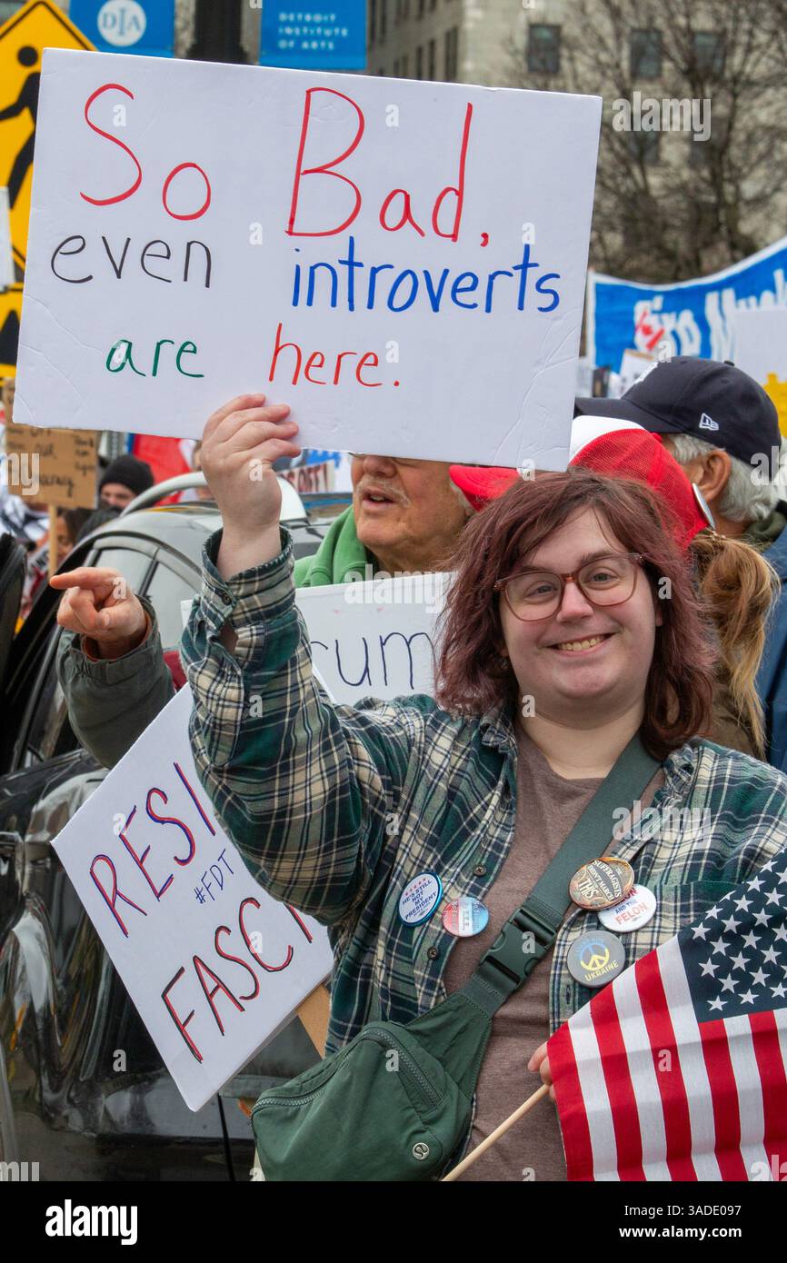 Detroit, Michigan, USA. April 2025. Eine Demonstration der Hände weg protestiert gegen die Kürzungen der Regierung Trump. Es war einer von Hunderten koordinierter Proteste in den Vereinigten Staaten. Quelle: Jim West/Alamy Live News Stockfoto