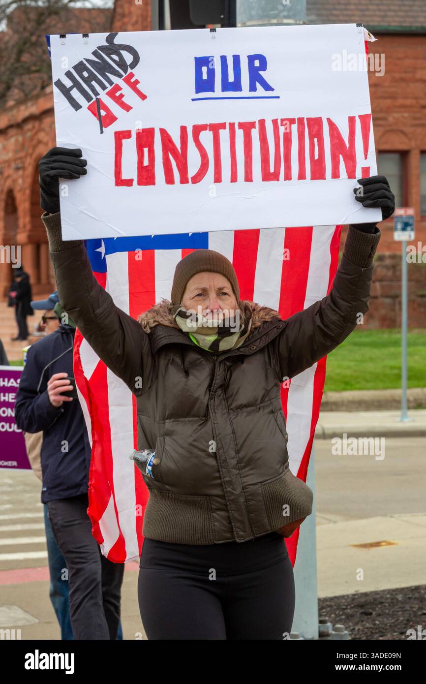 Detroit, Michigan, USA. April 2025. Eine Demonstration der Hände weg protestiert gegen die Kürzungen der Regierung Trump. Es war einer von Hunderten koordinierter Proteste in den Vereinigten Staaten. Quelle: Jim West/Alamy Live News Stockfoto