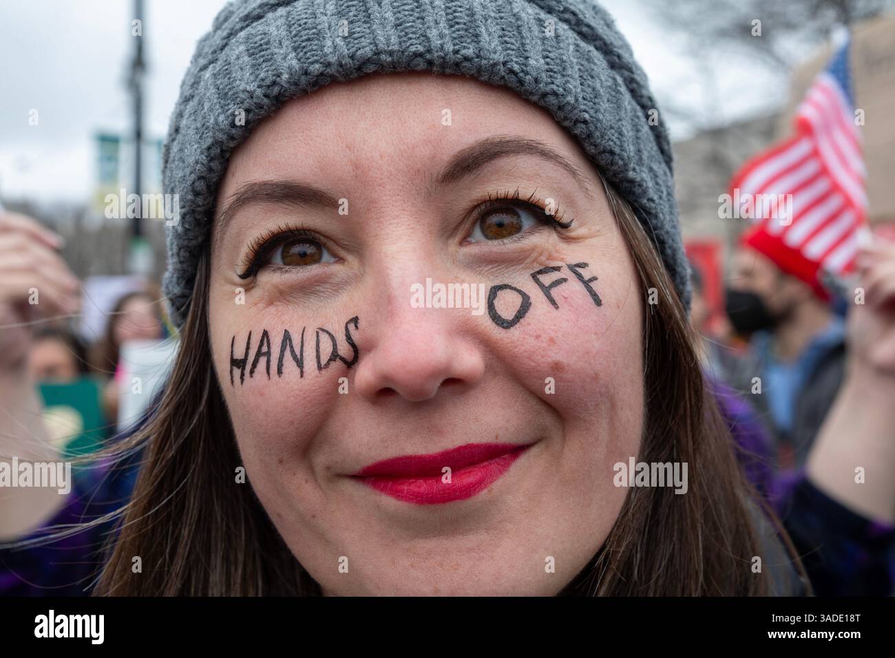 Detroit, Michigan, USA. April 2025. Eine Demonstration der Hände weg protestiert gegen die Kürzungen der Regierung Trump. Es war einer von Hunderten koordinierter Proteste in den Vereinigten Staaten. Quelle: Jim West/Alamy Live News Stockfoto