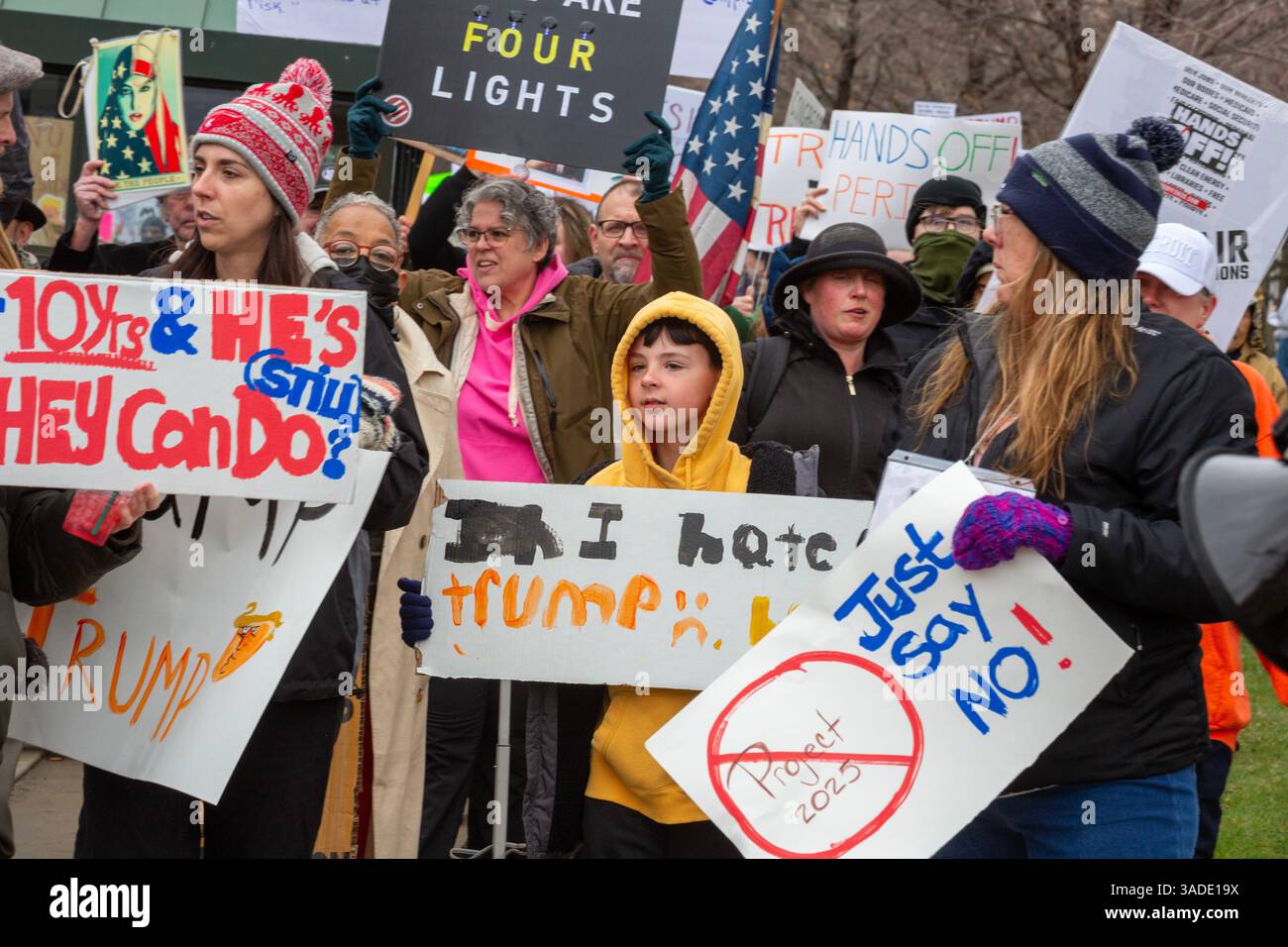 Detroit, Michigan, USA. April 2025. Eine Demonstration der Hände weg protestiert gegen die Kürzungen der Regierung Trump. Es war einer von Hunderten koordinierter Proteste in den Vereinigten Staaten. Quelle: Jim West/Alamy Live News Stockfoto